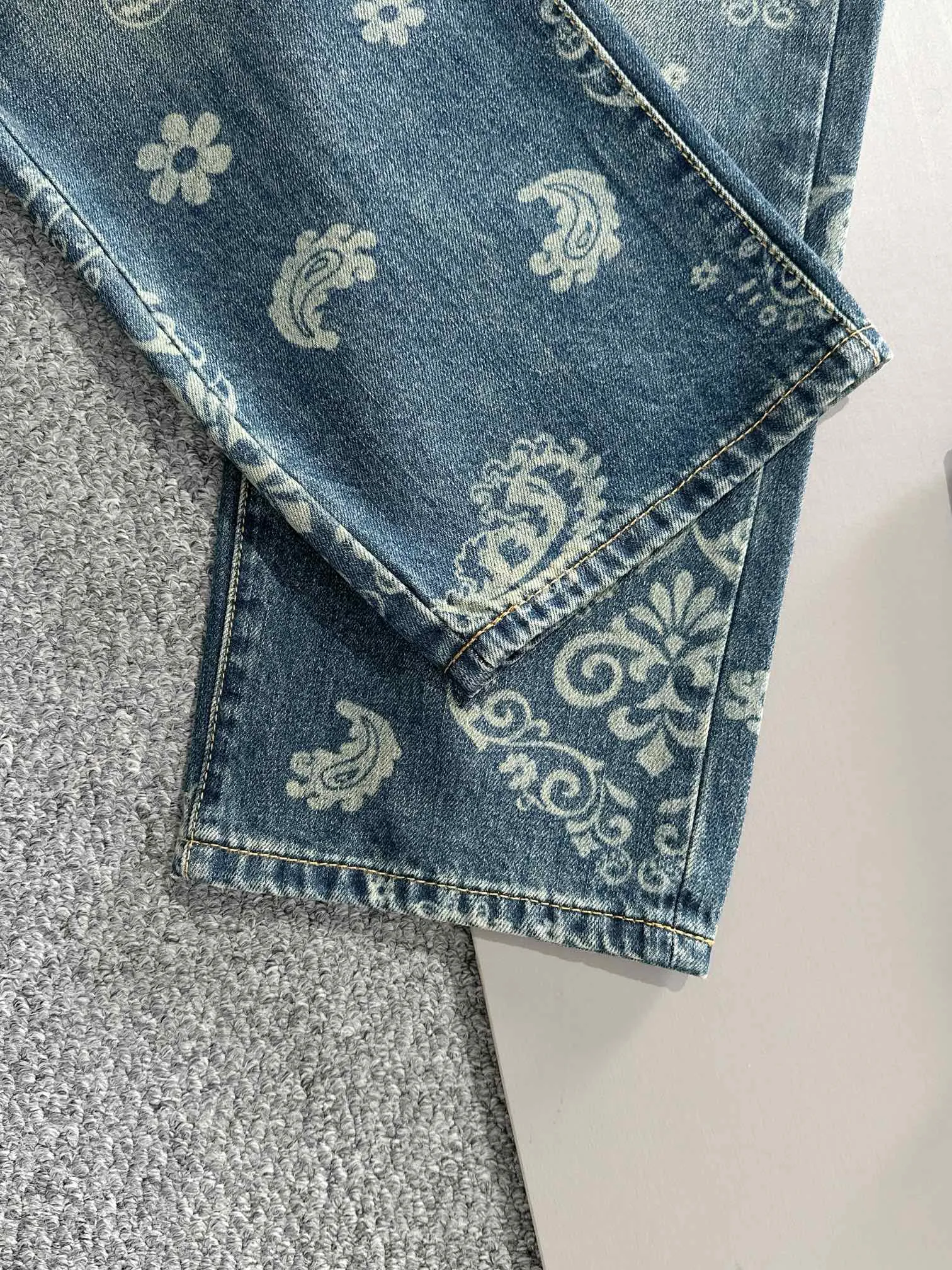 🅿️400 Croxin 2025 Four Seasons Loose Jeans and Straight Trousers, the trend in the trend! Many fashion bloggers control the upper body. The water is woven from imported Japanese Denim plain cotton denim fabric. It has three standards, is soft, delicate, comfortable and breathable. The color has a modern and fashionable vicissitudes. The upper body is versatile and fashionable! Light luxury, a must-have item for daily commuting! Code number: 28-40 (please state your height and weight when placing an order)